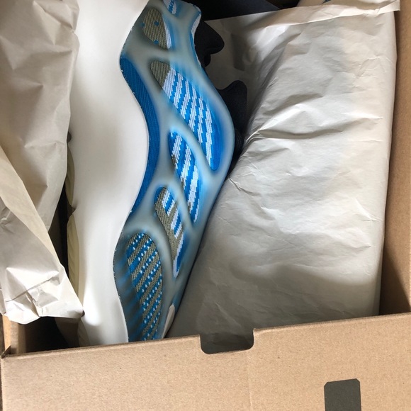 YEEZY 700 v3 size 8.5 BRAND NEW NEVER WORN!!!! - Picture 3 of 5